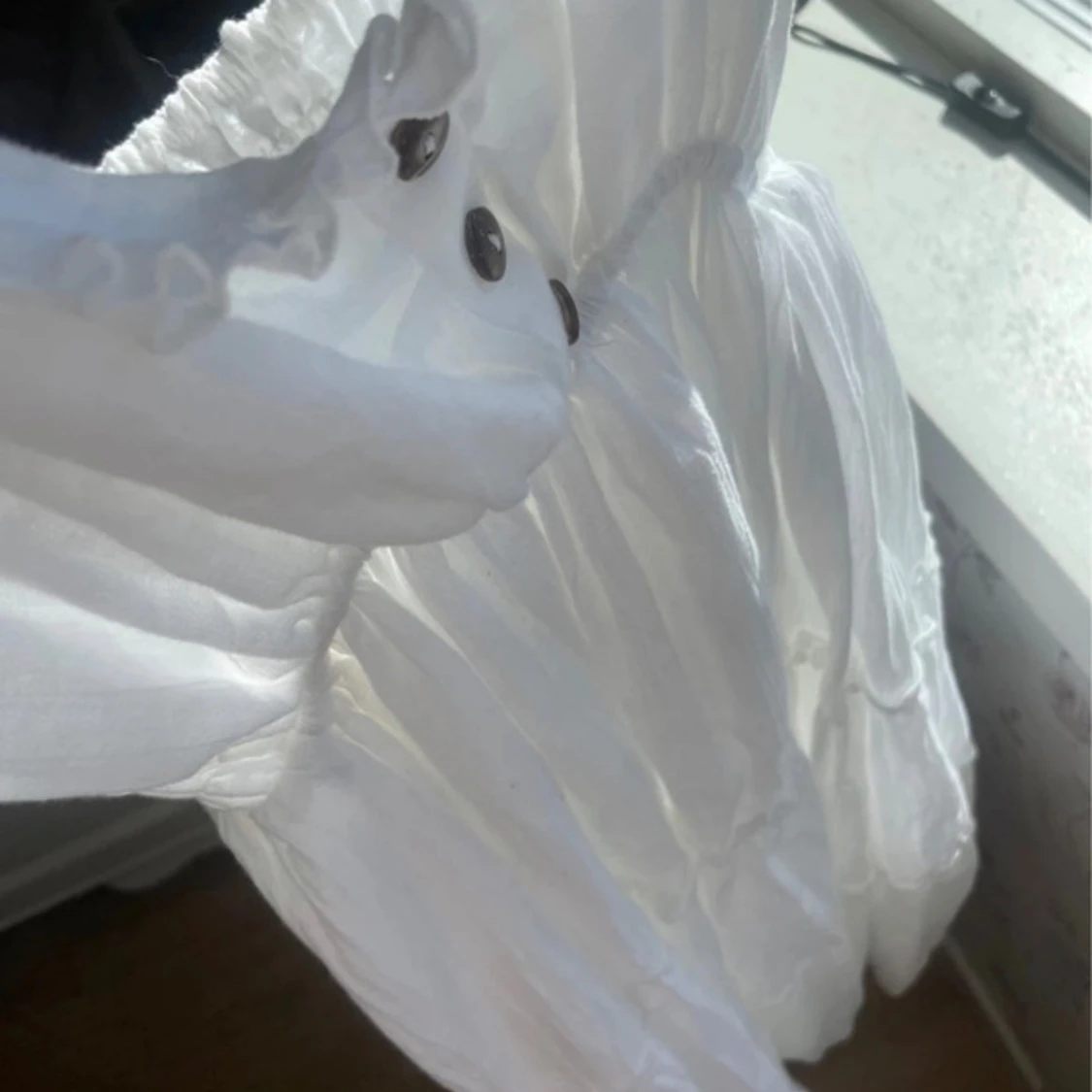 Vit klänning med knappar