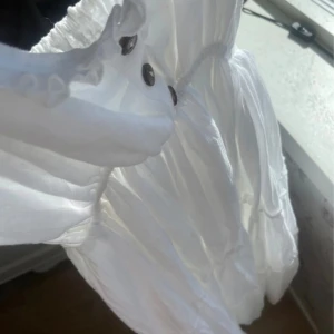 Vit klänning med knappar - Köpt på marknad utomlands. Aldrig använd endast provad. Står ingen storlek, skulle säga S-M