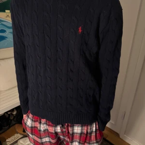 Ralph lauren kabelstickad - Säljer nu min kabelstickade ralph lauren tröja. Extremt snygg och passar bra med en skjorta under! Inga flaws! Modellen är 185 cm och väger 74 kg. Nypris 2700:- mitt pris 550:-