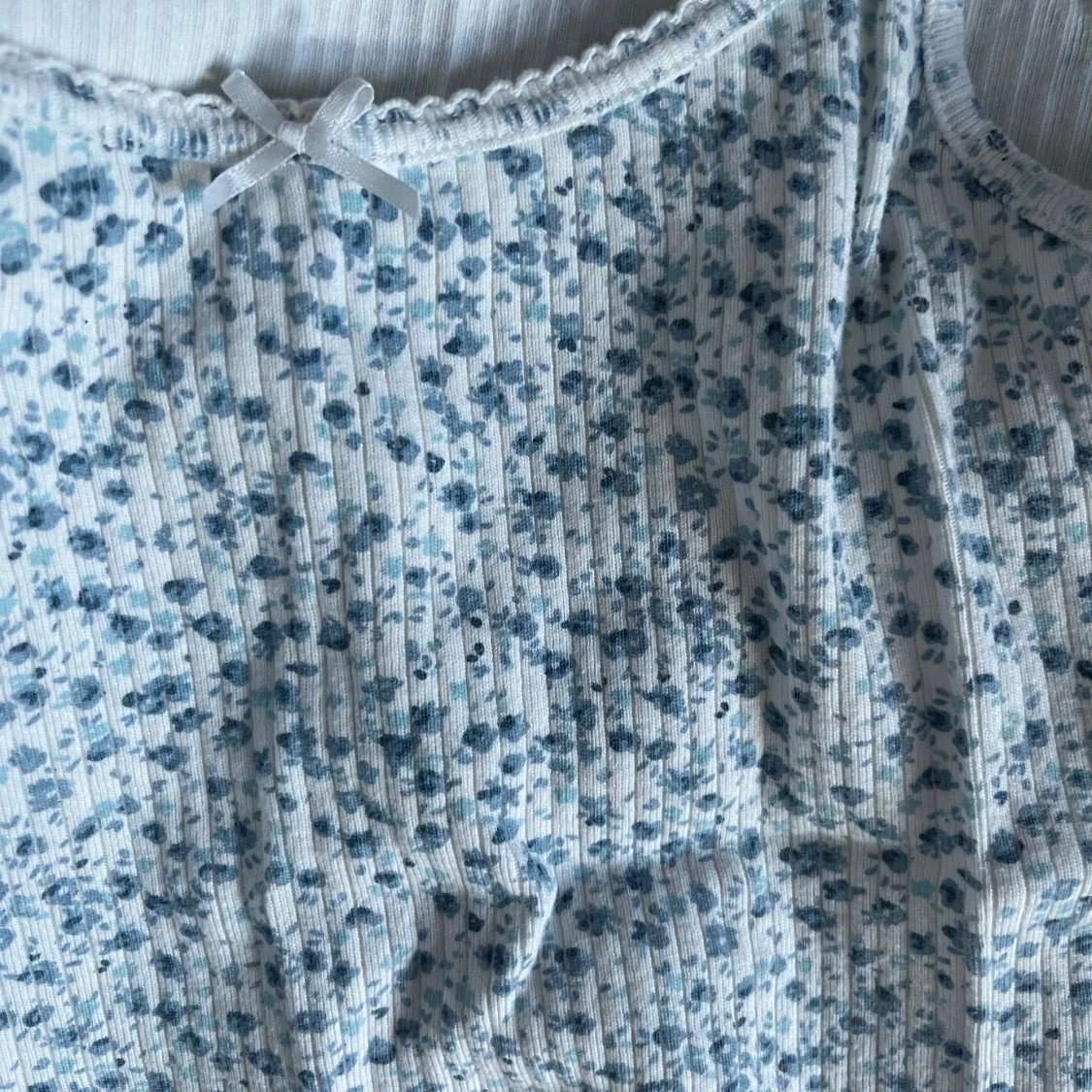 Blommig ribbad linnetopp från Brandy Melville - 91