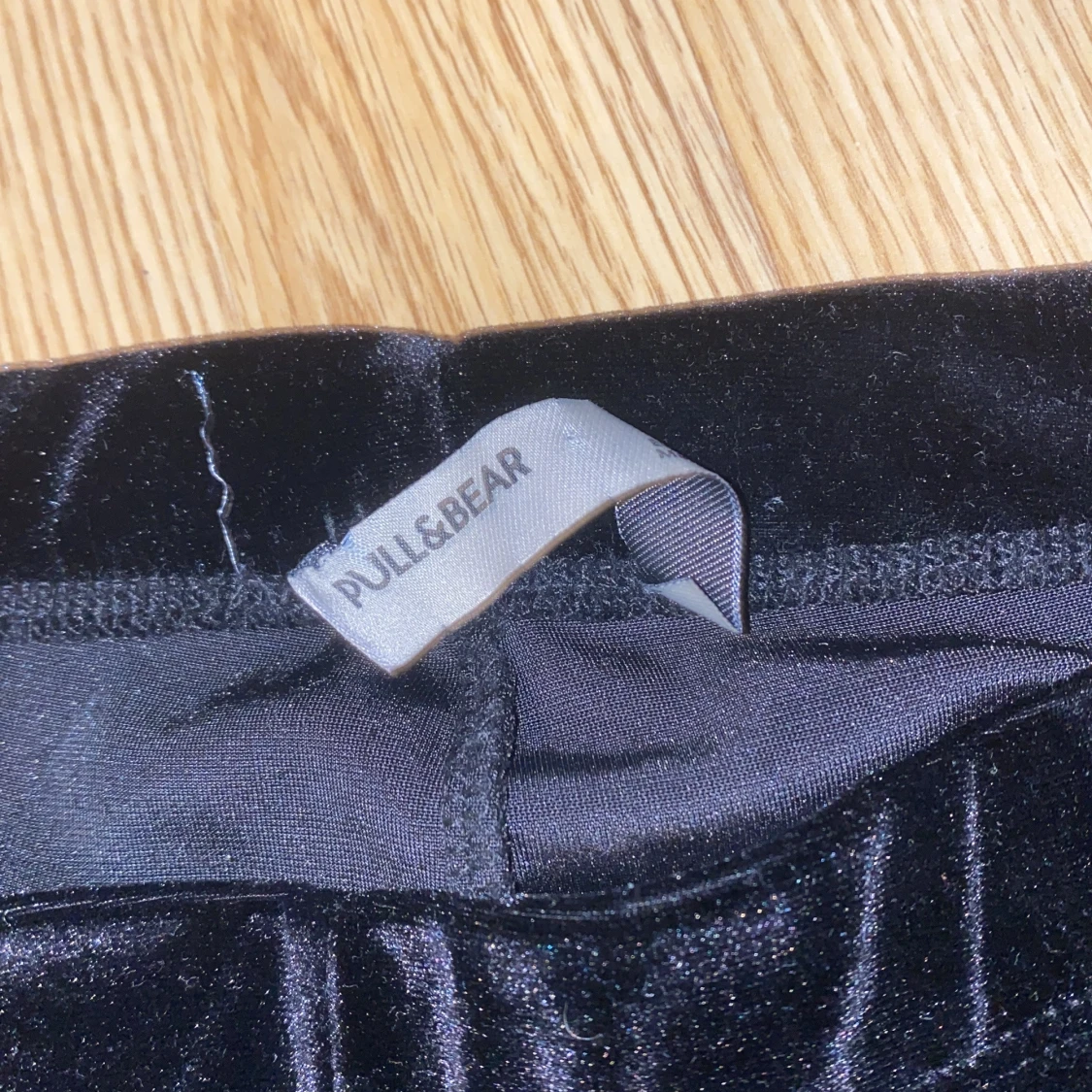 Svarta byxor i sammet från Pull & Bear! - 1