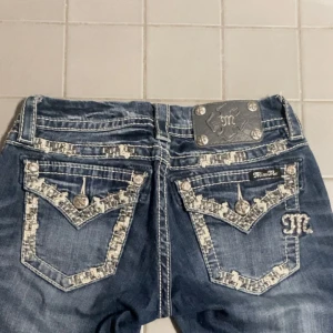 Miss me jeans  - Jätte fina lågmidjade bootcut miss me jeans i bra skick! innerbenmått ca 77cm och midja ca 73