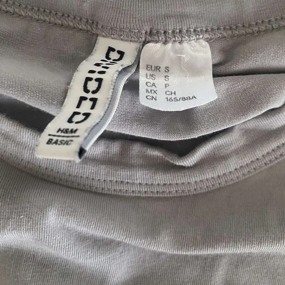 Säljer en grå långärmad tröja från H&M. Perfekt för lager-på-lager eller som den är. Sitter väldigt bra och är inte heller så lång så passar perfekt med låg midja de jeans ! Skriv privat vid intresse eller fler frågor. 💕💕. Paidat.