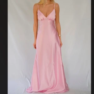 Rosa balklänning i satin - Superfin balklänning endast andvänd vid ett tillfälle ❤️