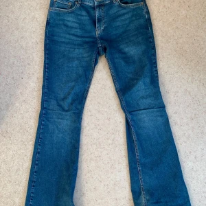 Y2K jeans från Gina tricot  - Jätte snygga Y2K jeans från Gina tricot! Använda fåtal gånger och tvättas innan paketet skickas! Jeansen säljs pga för stor storlek! Kontakta gärna ifall du har några frågor eller funderingar! Finns möjlighet för billigare pris vid snabb affär!! 🩷🩷