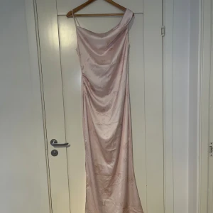 Ljus rosa satin klänning - Verkar nu främst som en intressekoll! Adoore klänning, ”Almeria dress”. 🌸En perfekt klänning i satin för festliga tillfällen som bal, dop, bröllop, middagar ect. Klänningen är i strl 40 (M).   Klänningen är aldrig använd men saknas lapp. Ny pris - 1595 kr.