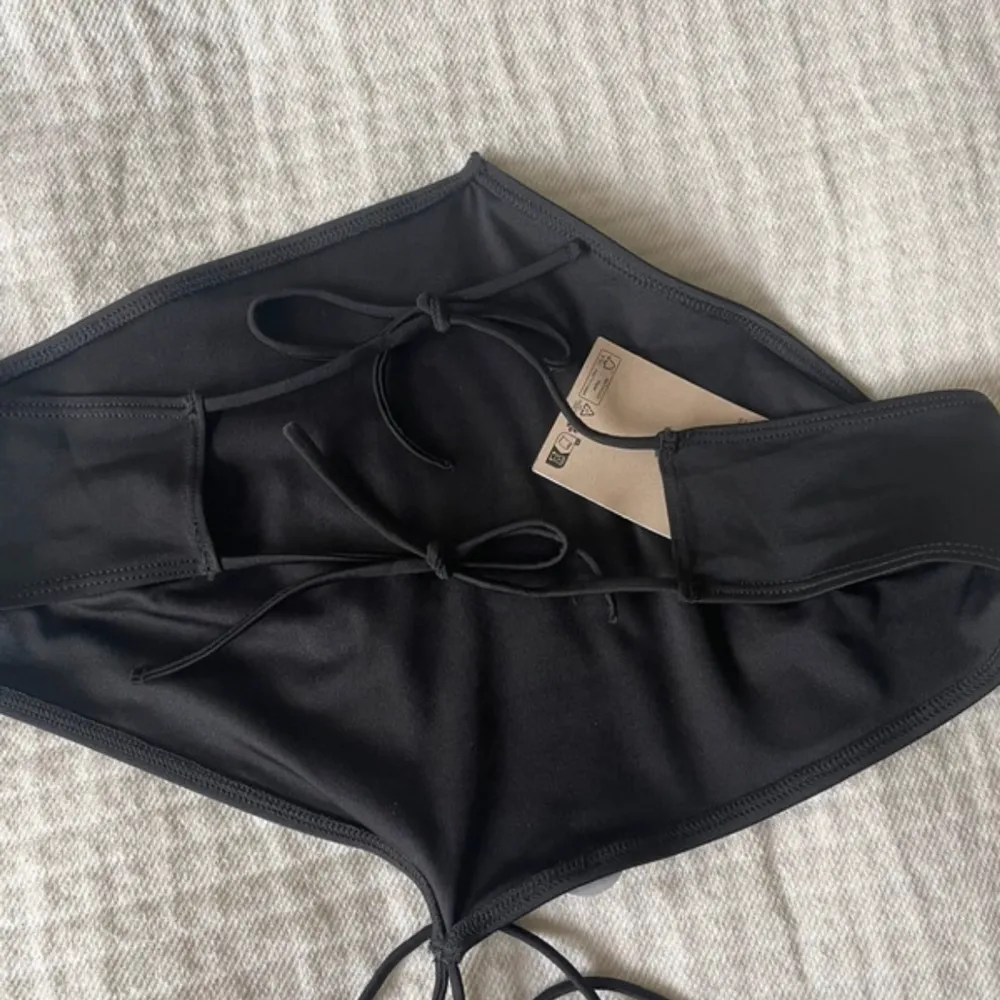 Bikiniöverdel från monki i nyskick med prislapp kvar. Väldigt fin detalj i ryggen. Passar M/S i storlek då den går att spänna ut. Nypris 289, mitt pris 150 kr.. Övrigt.