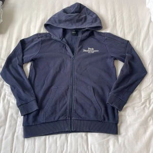 Hoodie från peak performance  - Marinblå zip upp hoodie i andvänt skick. Inga hål eller fläckar. Storlek 170. Dock tvättad många gånger. Annars inga noppor eller andra defekter 