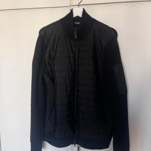 J Lindeberg cardigan - Storlek L men passar M, iprincip oanvänd då den var lite stor för mig. nypris: 3600kr, mitt pris: 1199kr  Hör av dig vid fråga eller fundering 