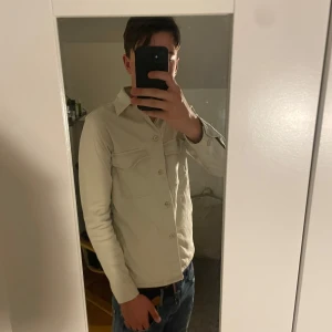 Overshirt  - Tja säljer denna snygga overshirten från SAMS. Storlek XS Men passar även S. Skick 9/10 hör av er vid funderingar 😃