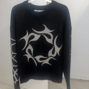 Stickad tröja med märke  - Stickad tröja från bershka. Är en baggy fit. Knappt använd, nästan helt ny. 