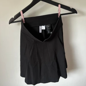 Svart kjol - Svart kjol från H&M i storlek XS. Normal i storleken. Använt den fåtal gånger för många år sedan. Nu är den inte använd på ett tag då jag växt ur den. 