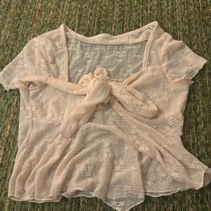 söt tröja - en rosa tröja i storlek L. man kan knyta den hur man vill :)