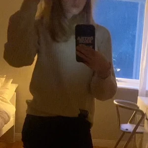 Beige stickad tröja  - Säljer denna fina stickade från Lindex!❤️