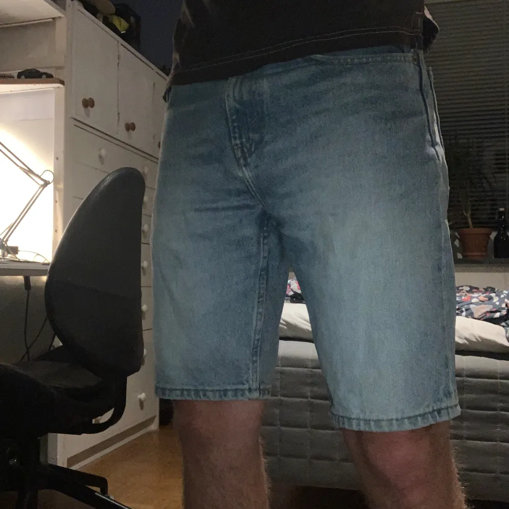 Shortsen är storlek 30. Shortsen har endast använts några gånger och är i bra skick. Ingenting är sönder på dem.. Shorts.