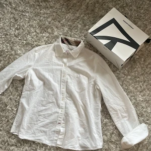 Burberry skjorta  - Tja säljer nu min vita burberry skjorta i storlek S| Skick 10/10| Den äldre modellen| nk påse finns| mvh
