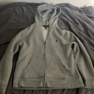 Säljer min ralph lauren zip hoodie💓😗 - Säljer pga för den tyvärr är liten för mig, pris går att diskutera😇