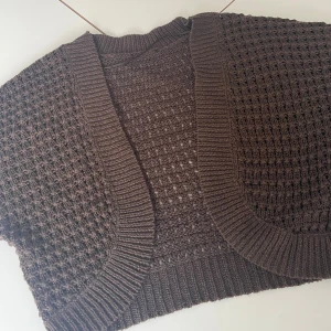 Bolero kofta - Säljer denna jättefina höstliga boleron💕 Den är jättebra att bara ha i sin garderob när man inte vet vad man ska ha på sig, säljer pga den inte passar mig.