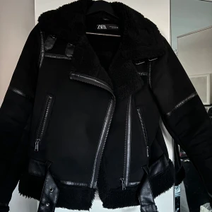 Svart mockajacka - Säljer min svarta mocka jacka från Zara i storlek S. Fint skick.