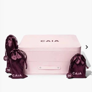 Caia adventskalender  - Bud: 3100kr (köp annars direkt för 4800kr)   Säljer julkalendern då både jag och mamma fick tag på den 🩷 Tänker sälja för en rimlig summa (inte lägre än inköpspris) så buda i chatten! Värde: 8000kr  