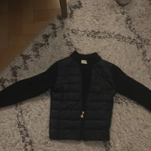 Moncler cardigan - Moncler cardigan 10/10 skick. Liten i passform xxs/12/11 år jätte fin navy blå köpt för 7000 och säljs nu för den är för liten för min lillebror pris kan diskuteras skicka pm för mer bilder