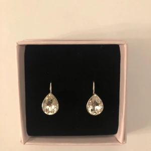 Droppformade örhängen i äkta silver.  - Örhängen i äkta silver, nya utan prislapp. Eleganta! 