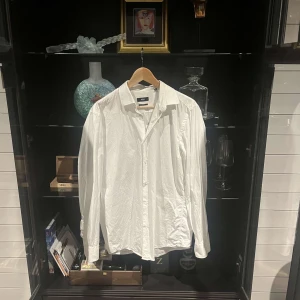 HUGO BOSS SKJORTA - Tjenare! Säljer nu denna feta skjortan👍 | skick:9/10 | nypris:800 | modell: Hugo boss slim jenno | pris kan diskuteras | Tveka inte på att höra av dig vid ytterligare frågor samt fler/bättre bilder!☺️