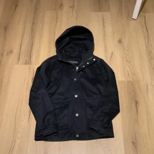 Tiger of sweden jacka - Hej, lägger nu ut min jacka från tiger of sweden då jag köpt en annan. Nypris 4499kr Storlek 44 motsvarar XS-S jag är 175 och den sitter perfekt. Mvh Joel