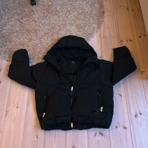 Sjukt Fet Jacka  - As fet Jacka 🔥 Extremt skön att ha under vintern 🤝🏼 Väldigt bra kvalitet 👌🏼 Aldrig haft sån skön jacka som denna. Skick 10/10  Pris går att diskutera 