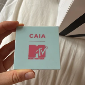 Caia x MTV Highlighter  - Caia x MTV highlighter, knappt använd och väldigt fin på huden, funkar även till resten av kroppen för att få glow🪽✨
