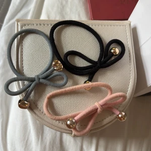 Jättesöta gummisnuddar  - Jättesöta gummisnoddar formade som rosetter i färgerna grå, rosa och svart. Jättesöta att bära upp outfiten runt handleden eller att ha i håret. Den rosa och svarta är lite mer använda, den gråa är helt ny❤️