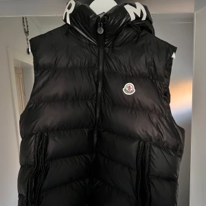 Moncler väst  - Bra skick knappt använd  Xl- 5 Finns tags och påse