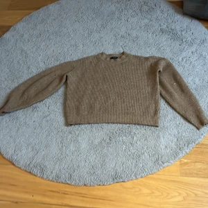  Stickad tröja  - Osäker på storleken men skulle gissa S/M bra skick brun