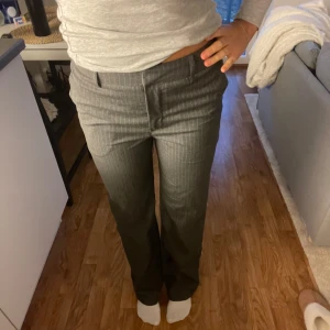 Kostymbyxor  - Säljer dessa fina randiga kostymbyxor från madlady. Inga defekter! Jag är 167cm för referens. 