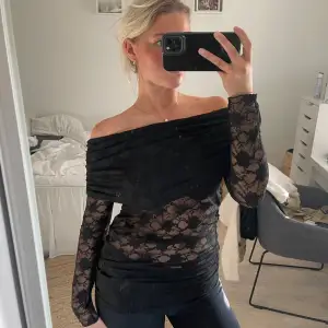 Festlig off-shoulder tröja i spets!💥 Storleken är L men passar en S/M beroende på hur man vill att den ska sitta (jag har S i vanliga fall)💗 Aldrig använd med prislappen kvar!!!🤗