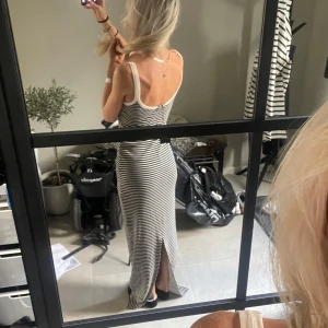 Klänning  - Klänning från lxa, säljer då den var för lång för mig och inte han skicka tillbaka!  Ny med prislapp! Nypris 890kr