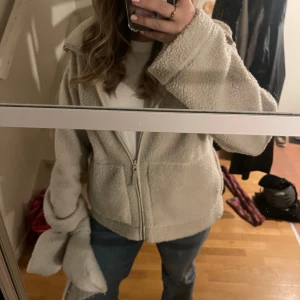 HM teddyjacka - populär h&m teddyjacka i pile som passar som storlek S/M