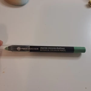 Yvesrocher eye pencil - Jag säljer en ögon penna / eye pencil från yvesrocher. Det är meduim storlek. Jag anänder inte den därfõr jag vill sälja den!!
