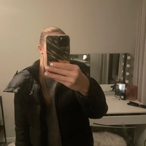 cK jacka  - Superfin jacka som jag hade förra vintern, funkade galant och var supervarm. Storleken är M men jag använder vanligtvis S, pris kan diskuteras💕Nupris över 1000kr