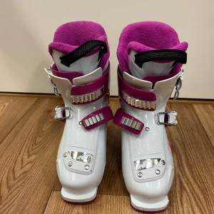 Rosa barn pjäxor 20,5cm  - Använd bara några gånger. 20,5cm. Jätte varma inuti och sköna att köra runt i backarna med dom 🏔️⛷️