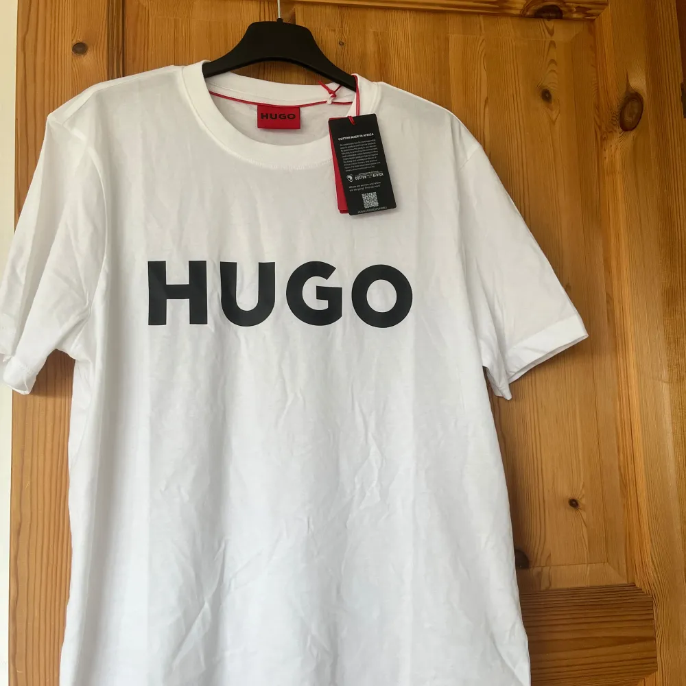 Säljer min Hugo- T-shirt, aldrig använt eftersom den är för stor. Lappen är fortfarande kvar. Ny pris 400 och säljer den för 150 Skick:10/10 Storlek s. T-shirts.