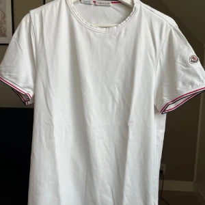 Moncler t-shirt - Riktigt snygg moncler t-shirt i riktigt bra skick. Passar storlek S och M. Taggar följer inte med. Nypris cirka 2200kr. Vid intresse eller fler bilder så hör bara av er🤙