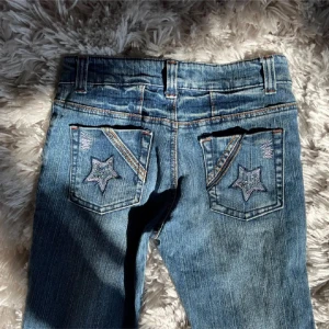 Lågmidjade bootcutjeans💗💗 - Bootcut jeans i fint skick som jag köpte på Plick men bara använt en gång pga att dom är för små💗💗 midjemått:36cm rakt över Innerbenslängd:76cm 💋 ”lånade bilder” lägg gärna bud🔥
