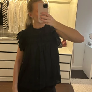 Svart volang blus Vero Moda  - Använd några få gånger så i fint skick 