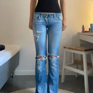 Lågmidjade jeans  - Super snygga jeans från Zara som jag köpte för några år sedan🥰 Står ingen storlek men skulle säga runt 25-26 i midjan !!!( dom har två gylfknappar så man kan välja lite vilken storlek 💞