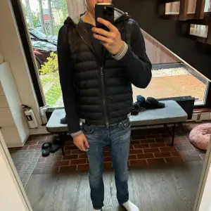 As fet moncler cardigan i marinblå! 8/10 skick förutom lilla hålet på insidan som ses på bild 5. Syns inte och går att lappa hur lätt som helst. Passar perfekt för dig som är 170-180 cm. Har kvitto från garmsmarket.se! Vid fler frågor kom dm!