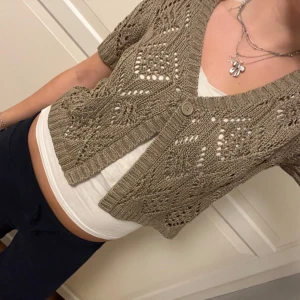 Stickad bolero - Supersöt grå/beige stickad bolero med en fast knapp💕