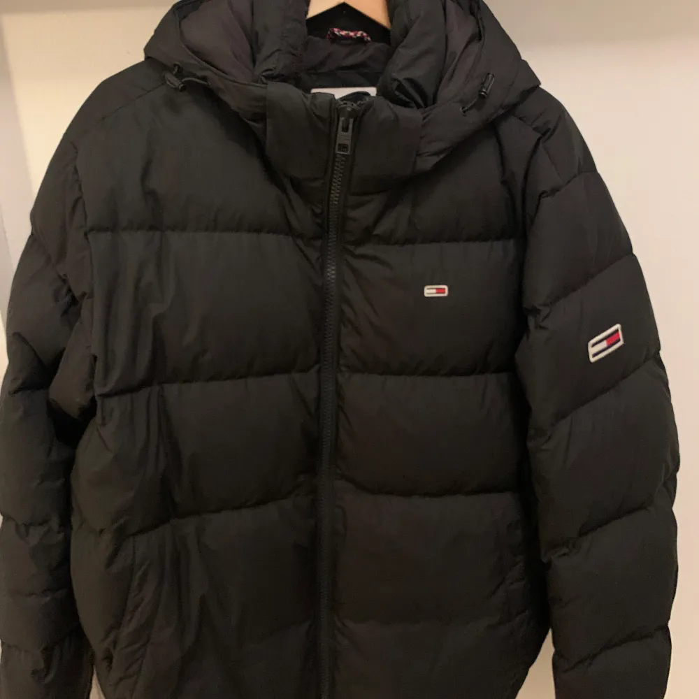 Säljer just nu min vinter jacka Tommy Hilfiger. Har ej använts så mycket, väldigt bra skick. Priset kan diskuteras  Bilder hur passformen är så skriv Järna. . Jackor.