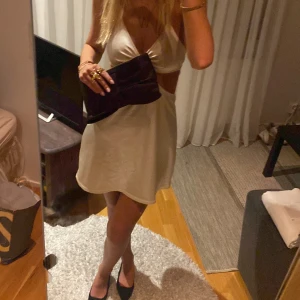 Champagne färgad klänning  - Otroligt söt klänning💞💞💞 tryck gärna köp nu