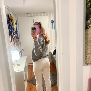 Tommy Hilfinger Jeans - Säljer dessa vita jeans, använda ca 2 gånger.  Storlek S passar  Passar tilk 165/170 